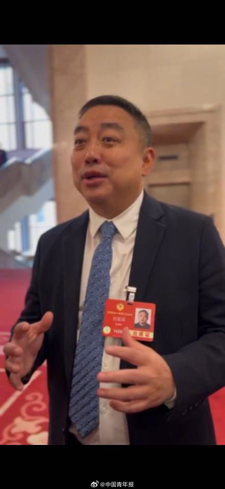 刘国梁喊小胖墩小眼镜打乒乓球