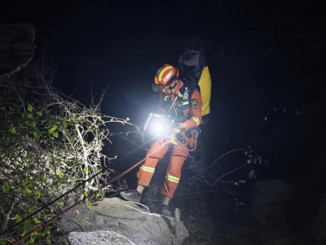 男子徒步虎跳峡跌落悬崖!深夜惊险救援→ 男子徒步虎跳峡跌落悬崖!深夜惊险救援→