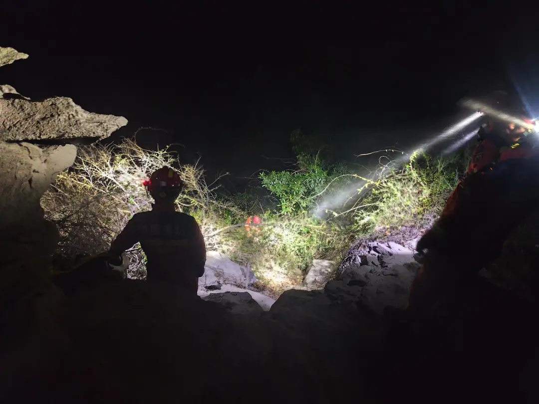 男子徒步虎跳峡跌落悬崖!深夜惊险救援→ 男子徒步虎跳峡跌落悬崖!深夜惊险救援→