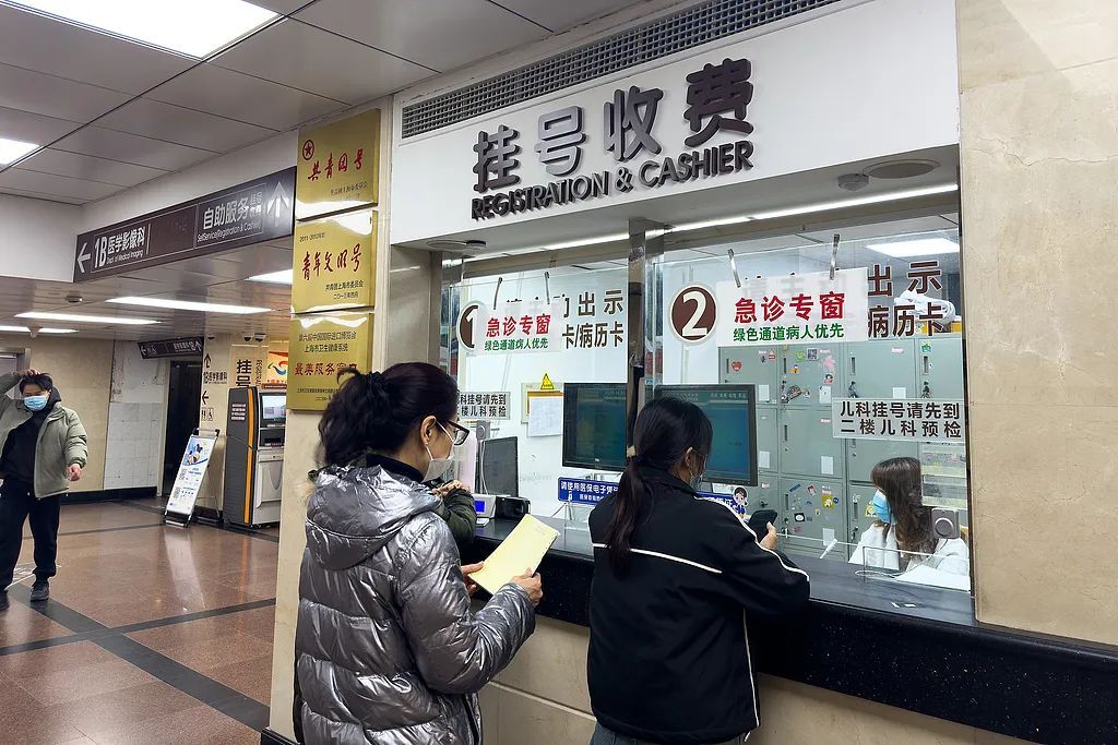 一分钟搞定问诊、开药？AI生成处方，靠谱吗？医生提醒→