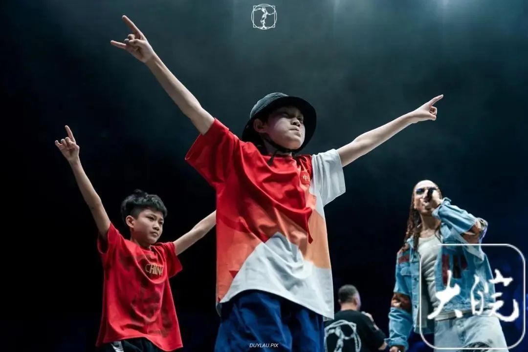 两位“小孩哥”，让外国人彻底“疯狂”！