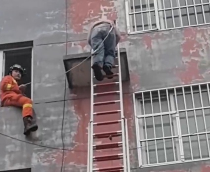 奇招“翻车”,女子空调外机上撑起“流浪伞”...... 奇招“翻车”,女子空调外机上撑起“流浪伞”......