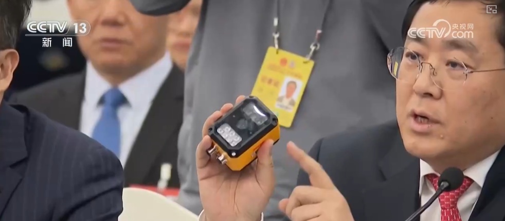 机器狗、读码器、种子……代表们秀“宝贝” 展示向“新”实力