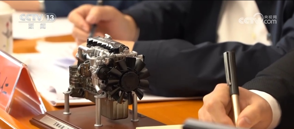 机器狗、读码器、种子……代表们秀“宝贝” 展示向“新”实力