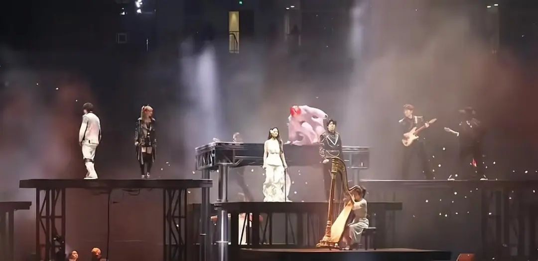 知名男歌手,演唱会突发意外! 知名男歌手,演唱会突发意外!