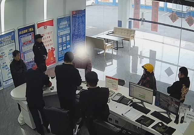 出租车司机智斗电信诈骗，9万现金险遭劫！警方点赞反诈英雄