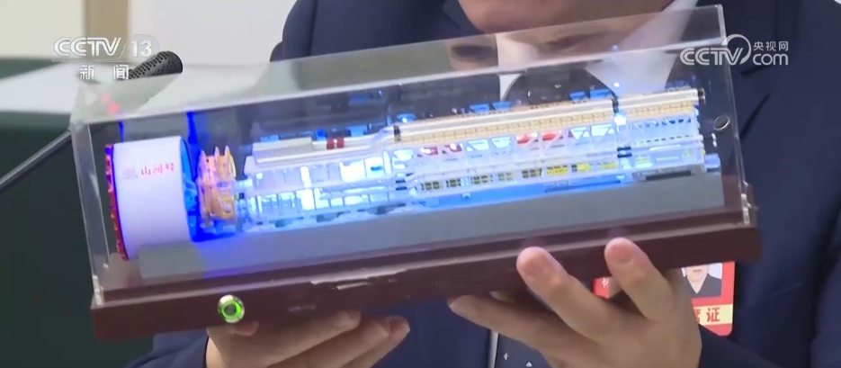 机器狗、读码器、种子……代表们秀“宝贝” 展示向“新”实力