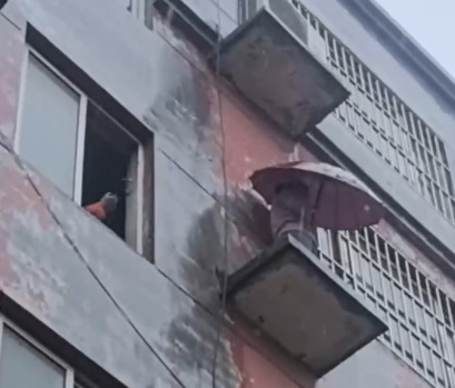 奇招“翻车”,女子空调外机上撑起“流浪伞”...... 奇招“翻车”,女子空调外机上撑起“流浪伞”......