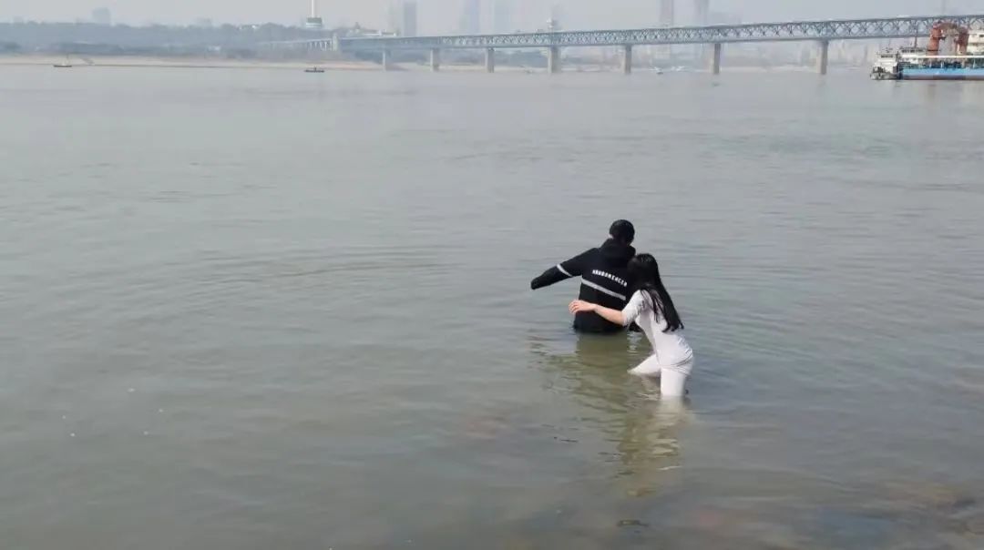 湖南女西宾不会游水却冲进长江拽回轻生小伙，“过后有些后怕”，学校：奖1万！