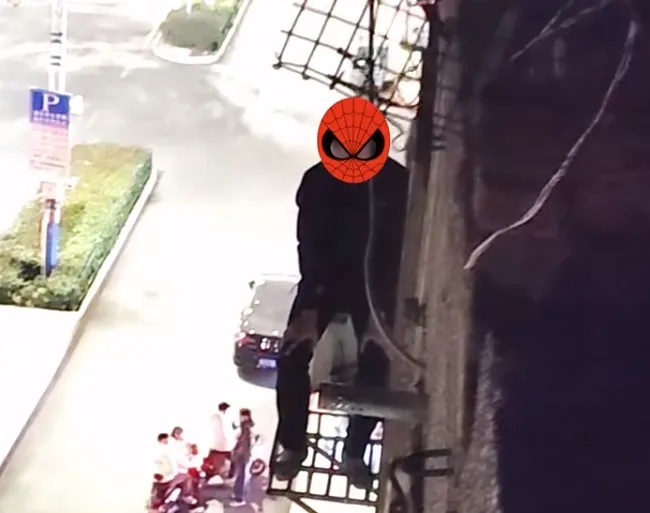 奇招“翻车”,女子空调外机上撑起“流浪伞”...... 奇招“翻车”,女子空调外机上撑起“流浪伞”......