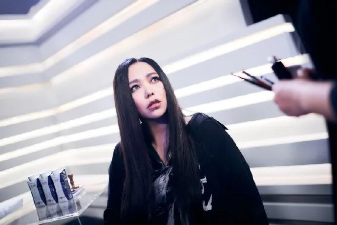 变身“石矶娘娘”？张惠妹演唱会造型引热议
