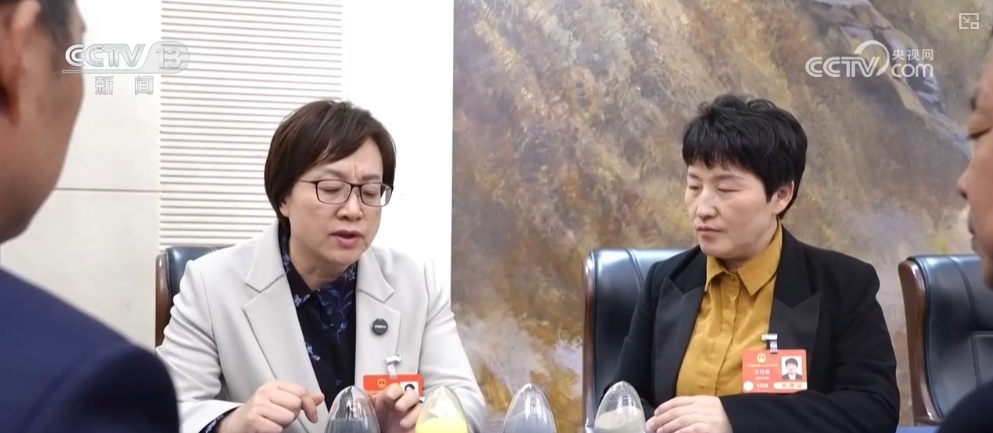 机器狗、读码器、种子……代表们秀“宝贝” 展示向“新”实力