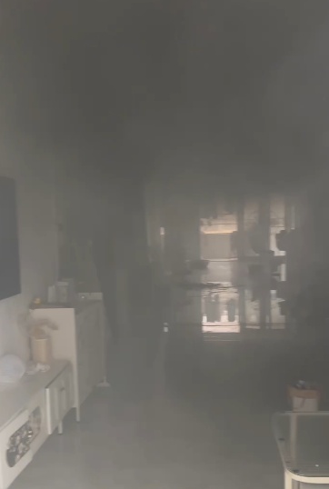 老父亲双“瘾”上头，家中厨房惨遭“毒手”！