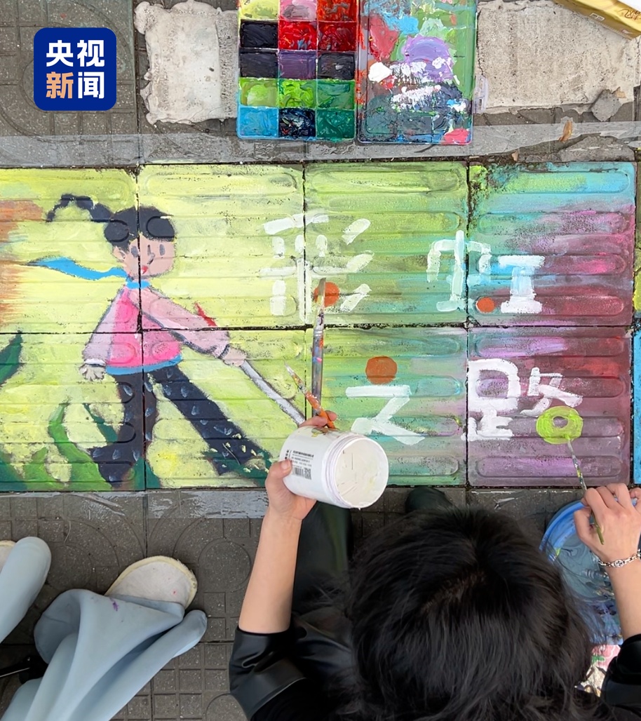 看不到色彩的他们,如今走在了彩虹上…… 看不到色彩的他们,如今走在了彩虹上……