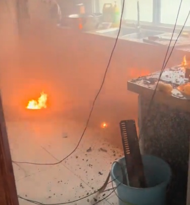 老父亲双“瘾”上头，家中厨房惨遭“毒手”！