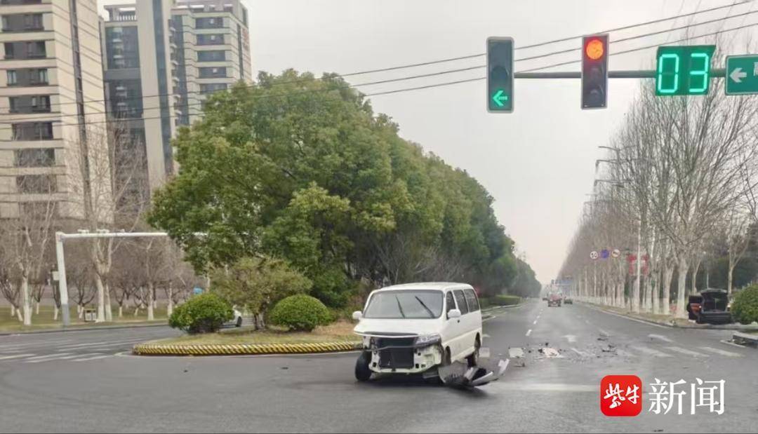 全责！男子开车时与副驾驶聊天，聊嗨了走神了闯红灯酿成事故