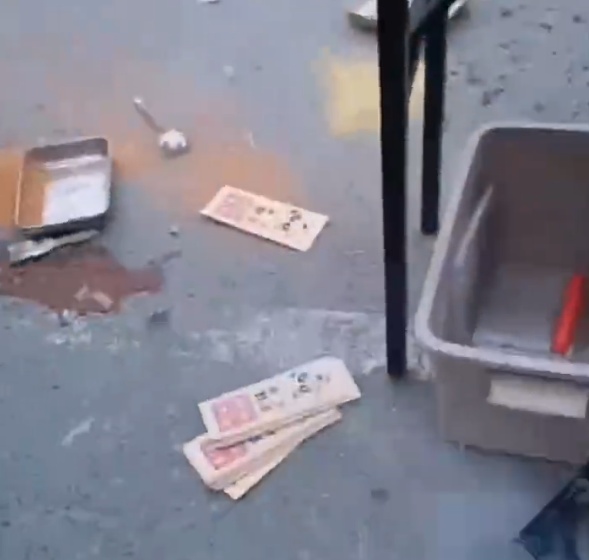 注意！小吃摊这样烤淀粉肠，小心“塌房”→