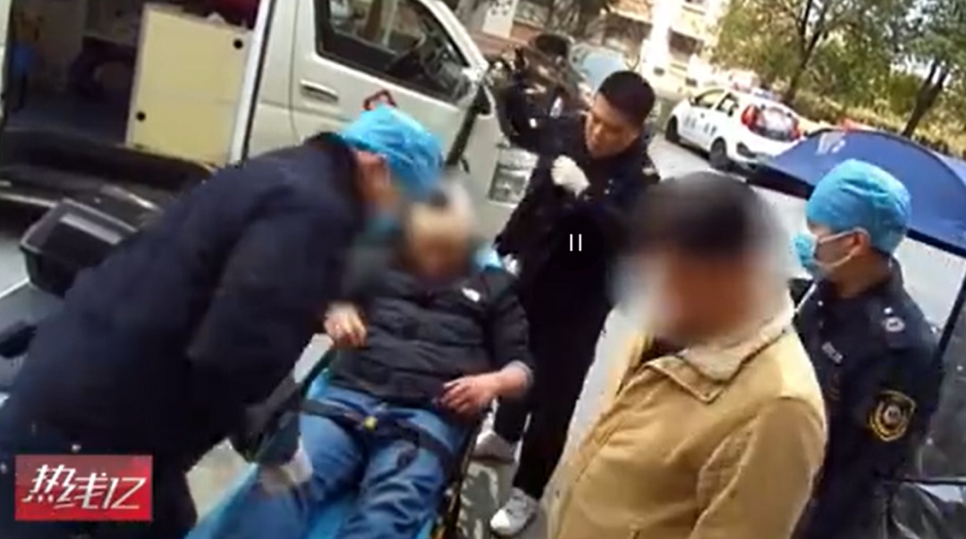 冲上热搜！遭男子踹门殴打，女子挥刀砍伤对方头部...上海检方做出这样的决定