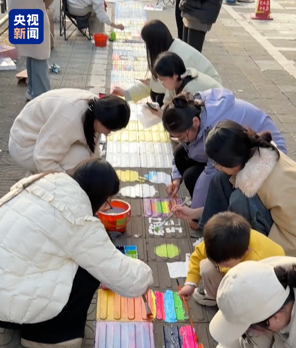 看不到色彩的他们,如今走在了彩虹上…… 看不到色彩的他们,如今走在了彩虹上……