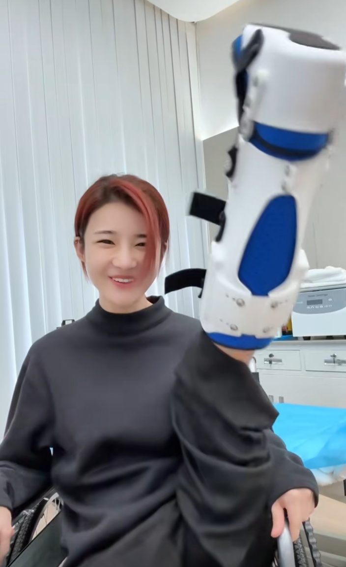 女网红腿部粉碎性骨折!打24个钉子,还要继续拼?网友紧急提醒 女网红腿部粉碎性骨折!打24个钉子,还要继续拼?网友紧急提醒