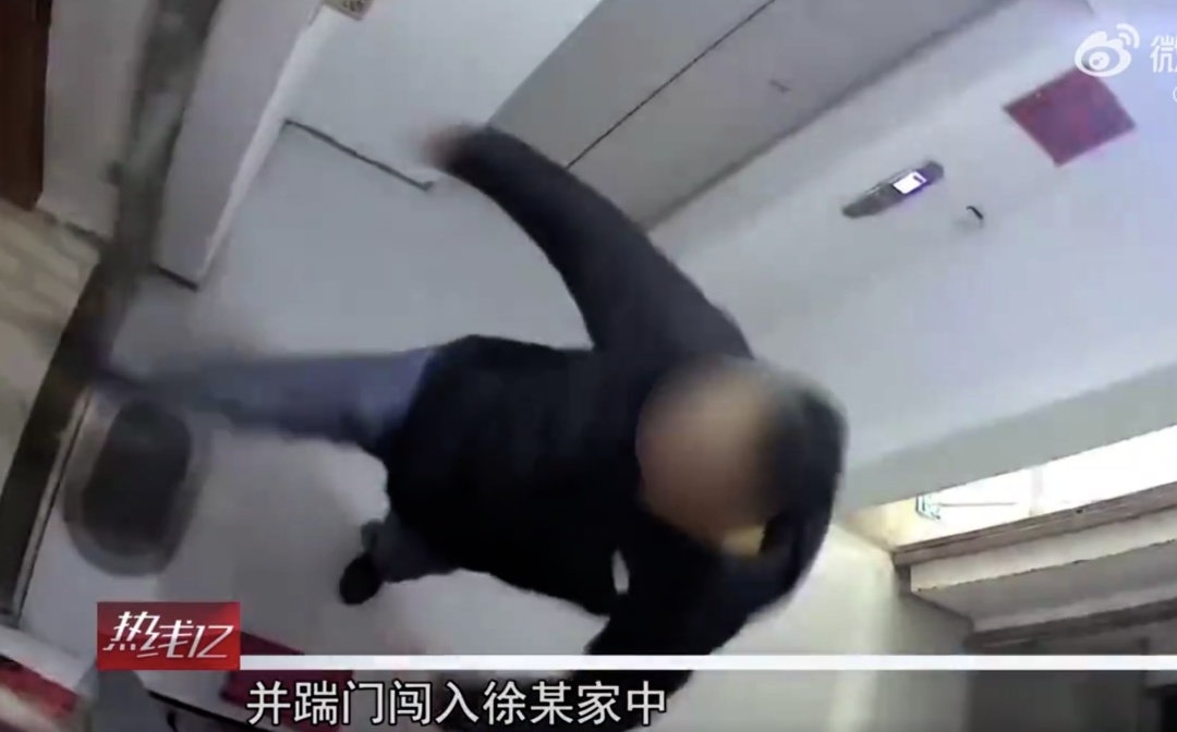 冲上热搜!女子砍伤踹门打人男子,算正当防卫吗? 冲上热搜!女子砍伤踹门打人男子,算正当防卫吗?