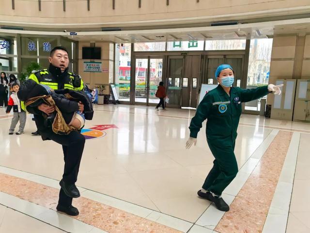 3岁女童手指发黑!临沂警察11分钟紧急护送 3岁女童手指发黑!临沂警察11分钟紧急护送