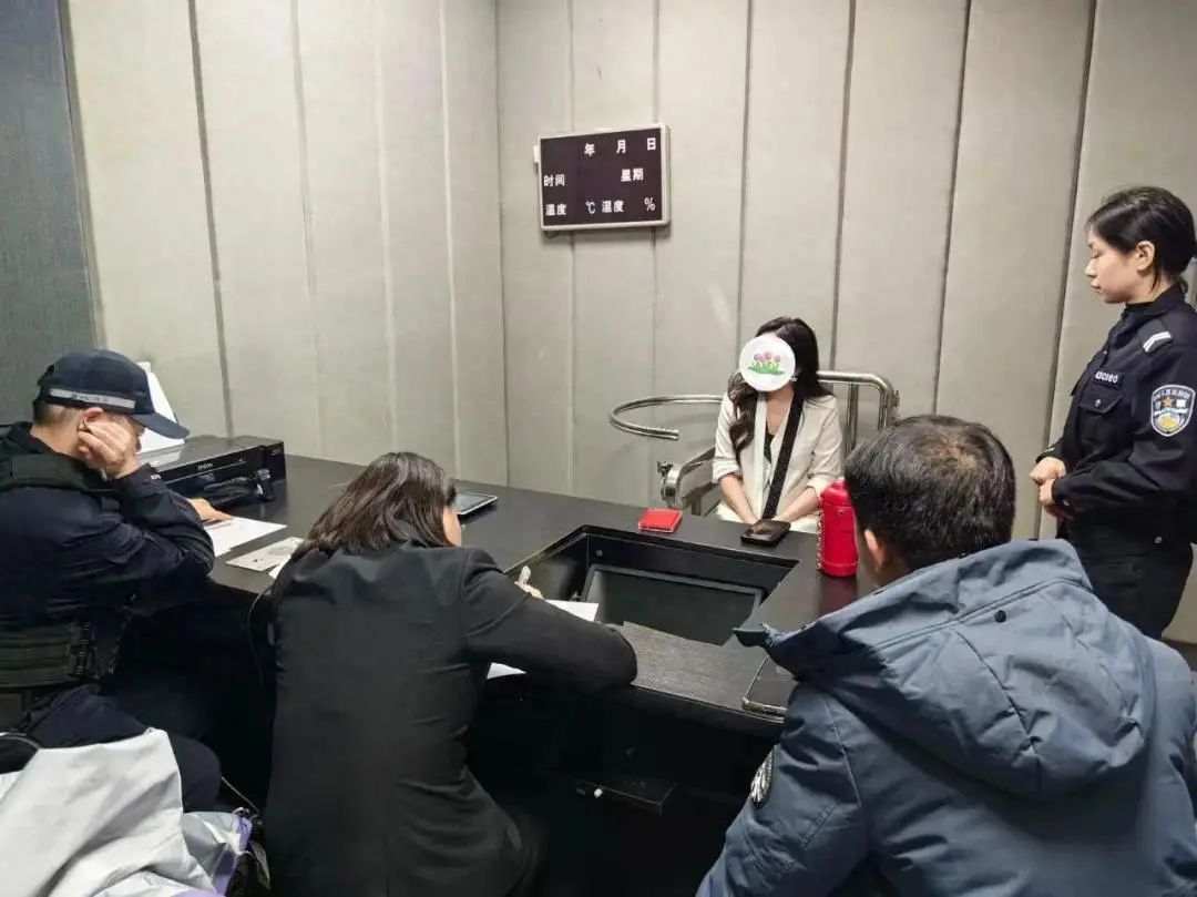 百万粉丝女网红欠债不还，全国巡回演唱会后，迈巴赫内被“秒控”