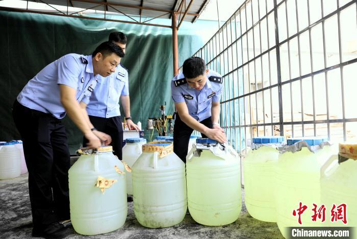 广西贺州警方破获涉案金额2亿元特大制售假酒案