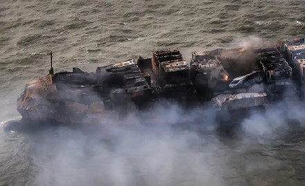 美军租用油轮在英海域被撞起火