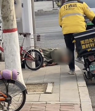 河北外卖小哥救醉倒男子后崩溃大哭：我爸就是这么没的，把对方“吓一跳”