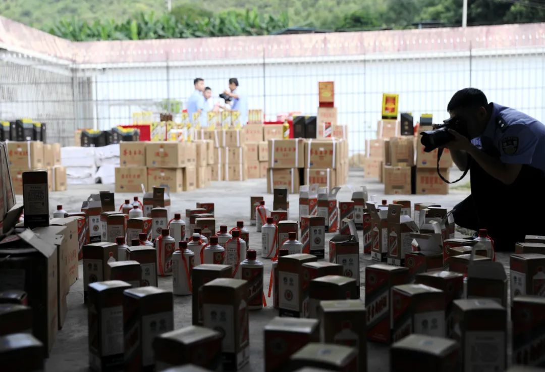 造假手段曝光!涉案2亿元,18人落网!广西警方最新披露→ 造假手段曝光!涉案2亿元,18人落网!广西警方最新披露→