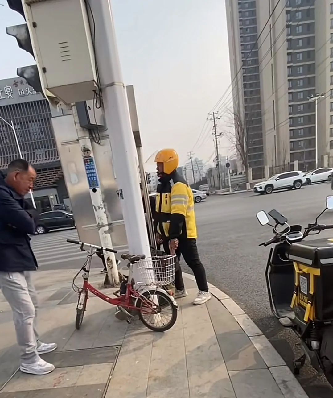 河北外卖小哥救醉倒男子后崩溃大哭：我爸就是这么没的，把对方“吓一跳”