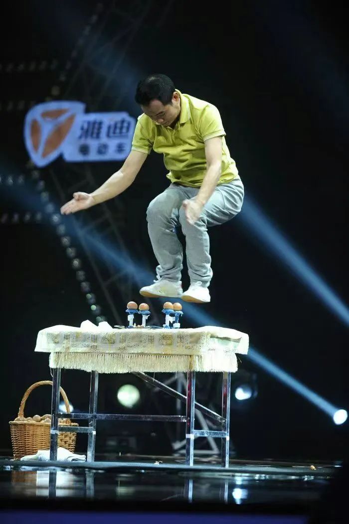 脚踩鸡蛋过蛋桩!广西男子在外国达人秀上表演“轻功”震撼全场! 脚踩鸡蛋过蛋桩!广西男子在外国达人秀上表演“轻功”震撼全场!