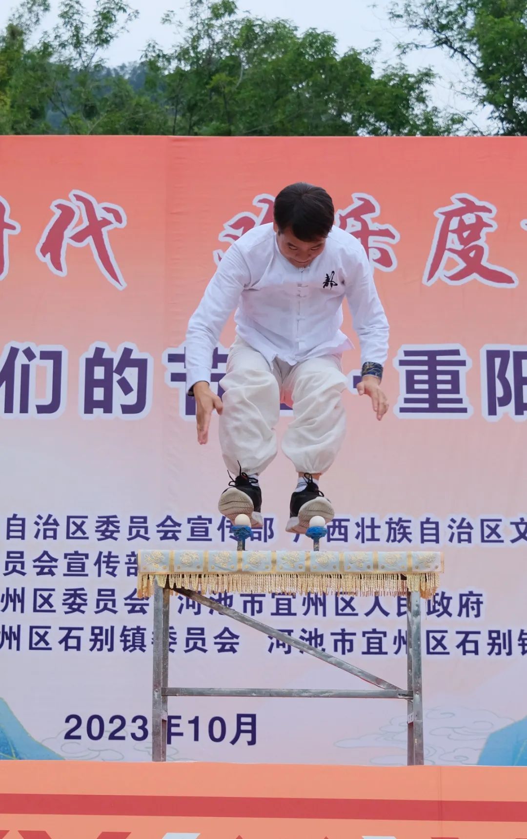 脚踩鸡蛋过蛋桩!广西男子在外国达人秀上表演“轻功”震撼全场! 脚踩鸡蛋过蛋桩!广西男子在外国达人秀上表演“轻功”震撼全场!