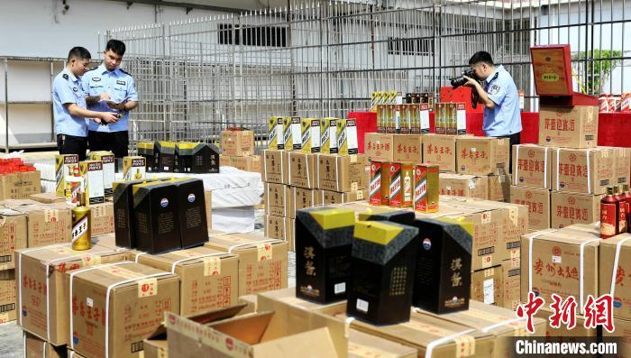 广西贺州警方破获涉案金额2亿元特大制售假酒案