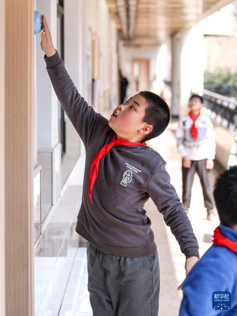 新华全媒+ | 课间一刻钟 学生“动起来” 新华全媒+ | 课间一刻钟 学生“动起来”