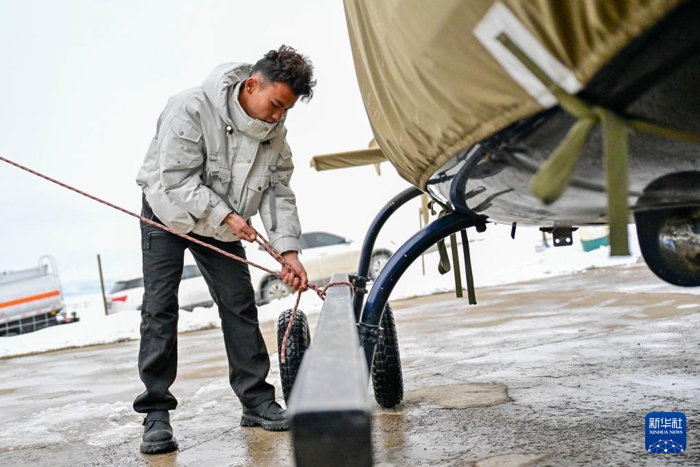 新华全媒+·图片故事丨从草原到蓝天 哈萨克族小伙逐梦云端 新华全媒+·图片故事丨从草原到蓝天 哈萨克族小伙逐梦云端