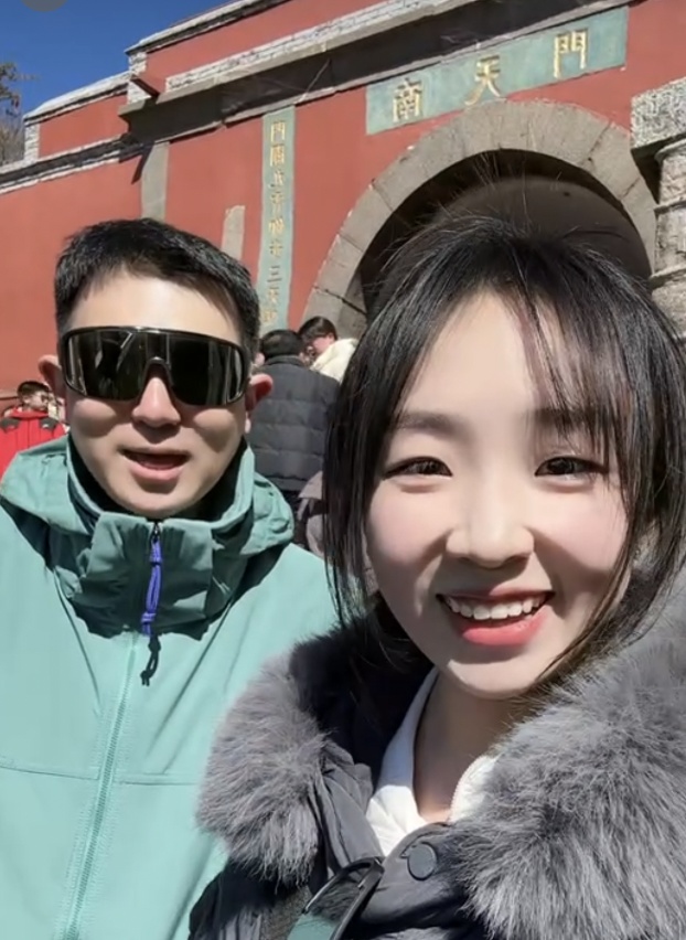 26岁小伙陪爬泰山年入30万？同行：有点夸张，但轻松月入过万，订单排到5月
