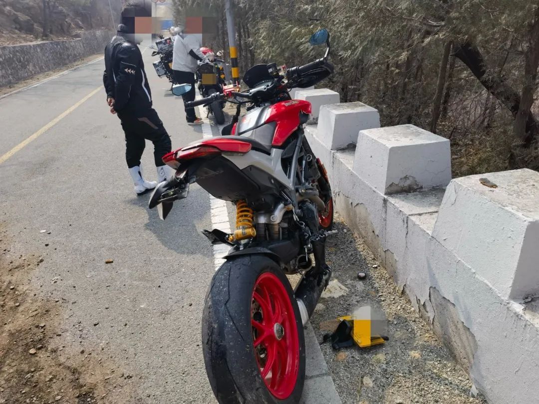 惊险!摩托车友刹车失灵坠坡,北京怀柔消防紧急救援 惊险!摩托车友刹车失灵坠坡,北京怀柔消防紧急救援