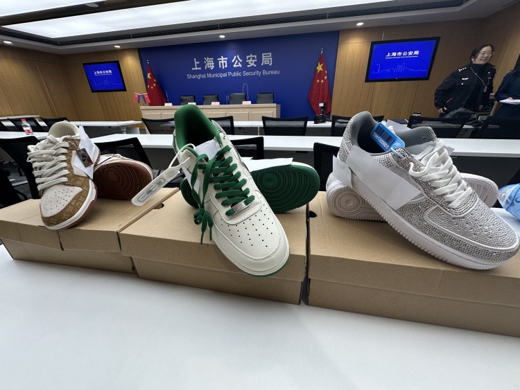 真鞋底假鞋面！原价购买的品牌运动鞋竟是混搭的