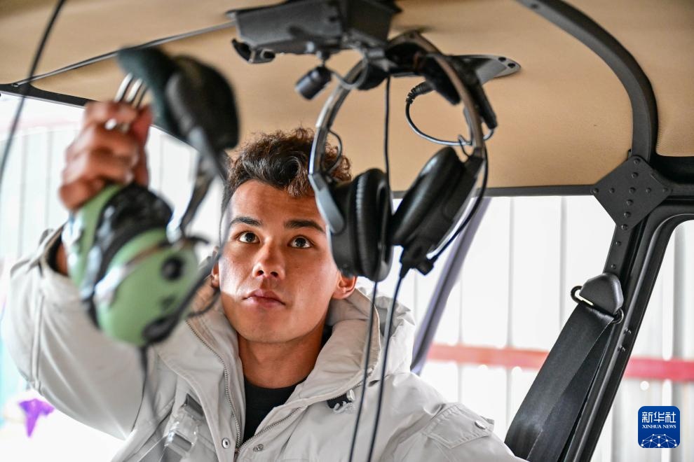 新华全媒+·图片故事丨从草原到蓝天 哈萨克族小伙逐梦云端 新华全媒+·图片故事丨从草原到蓝天 哈萨克族小伙逐梦云端
