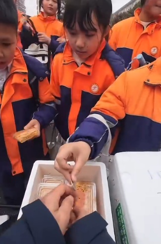 江西一90后数学老师离职后在校门口卖火鸡面：学生见我比上课积极，遇到家长还是尴尬
