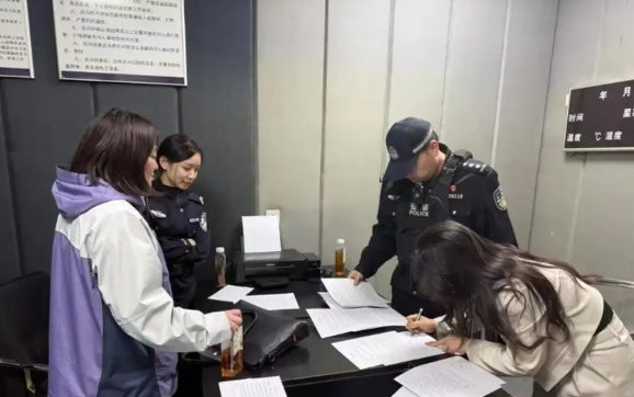 歌手杨某全国巡回演唱会后被抓 歌手杨某全国巡回演唱会后被抓