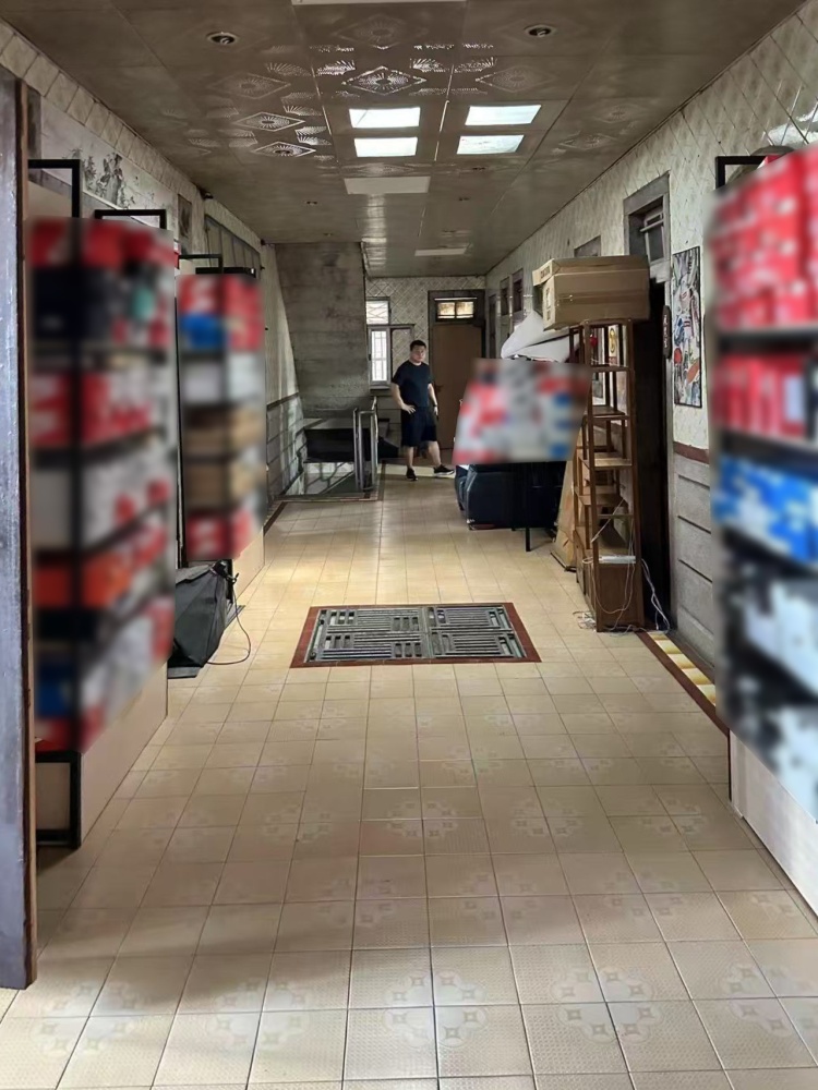 真鞋底假鞋面！原价购买的品牌运动鞋竟是混搭的