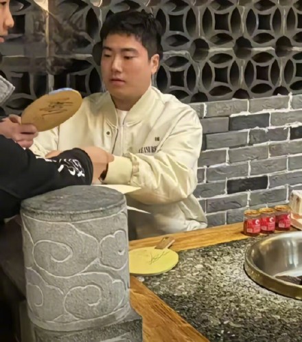 中国男单4人晋级WTT重庆冠军赛十六强，梁靖崑被球迷偶遇外出吃火锅