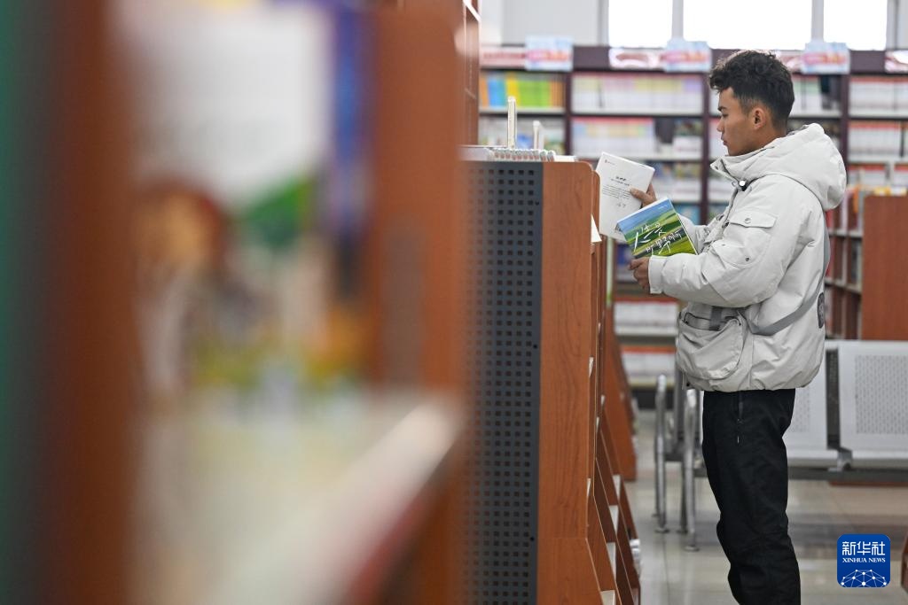 新华全媒+·图片故事丨从草原到蓝天 哈萨克族小伙逐梦云端 新华全媒+·图片故事丨从草原到蓝天 哈萨克族小伙逐梦云端