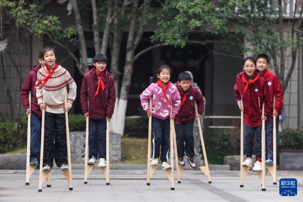 新华全媒+ | 课间一刻钟 学生“动起来” 新华全媒+ | 课间一刻钟 学生“动起来”