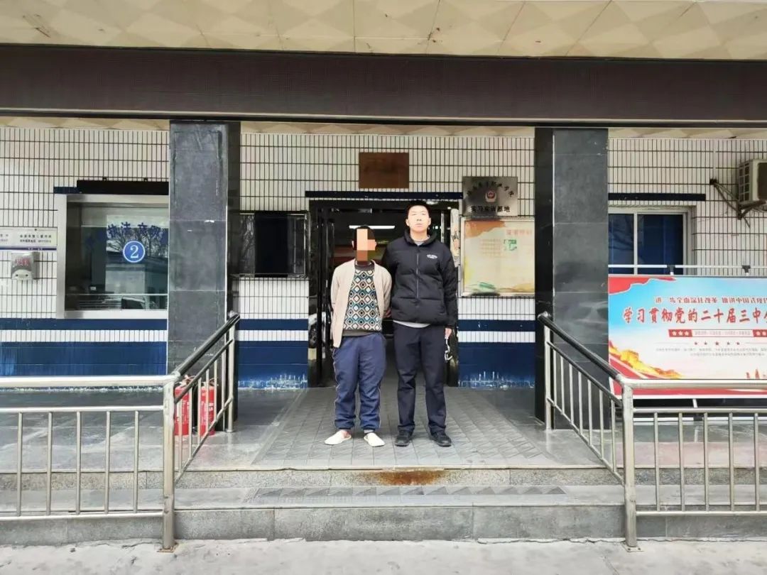 骚扰辱警！一男子被西安警方拘留