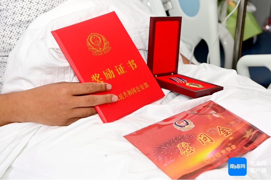 “当时我不知道自己被刺了三刀”,陵水23岁民警带伤追凶彰显警察本色 “当时我不知道自己被刺了三刀”,陵水23岁民警带伤追凶彰显警察本色