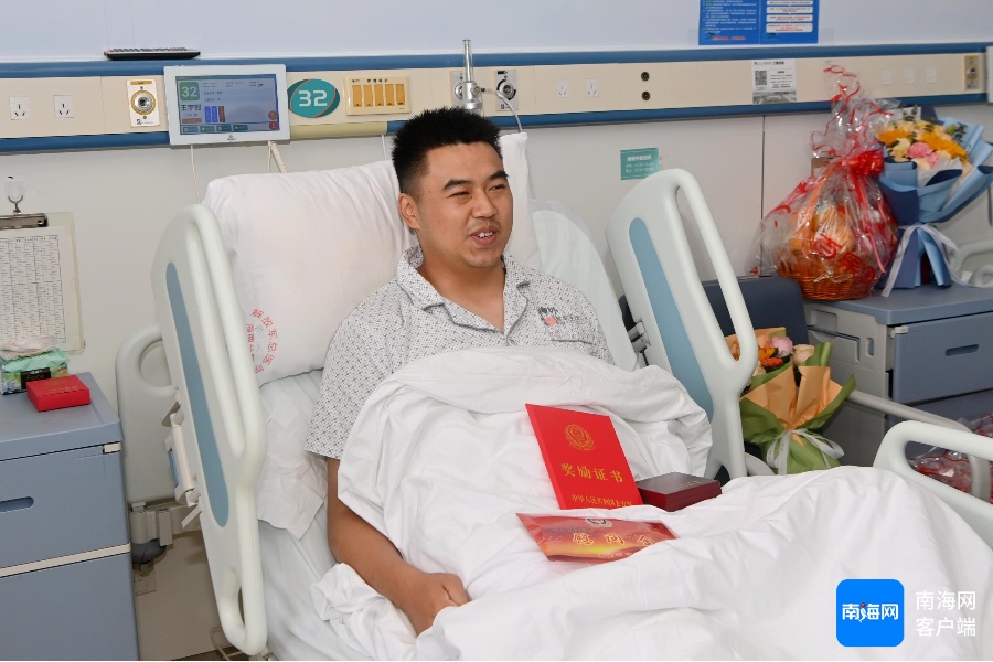 “当时我不知道自己被刺了三刀”,陵水23岁民警带伤追凶彰显警察本色 “当时我不知道自己被刺了三刀”,陵水23岁民警带伤追凶彰显警察本色